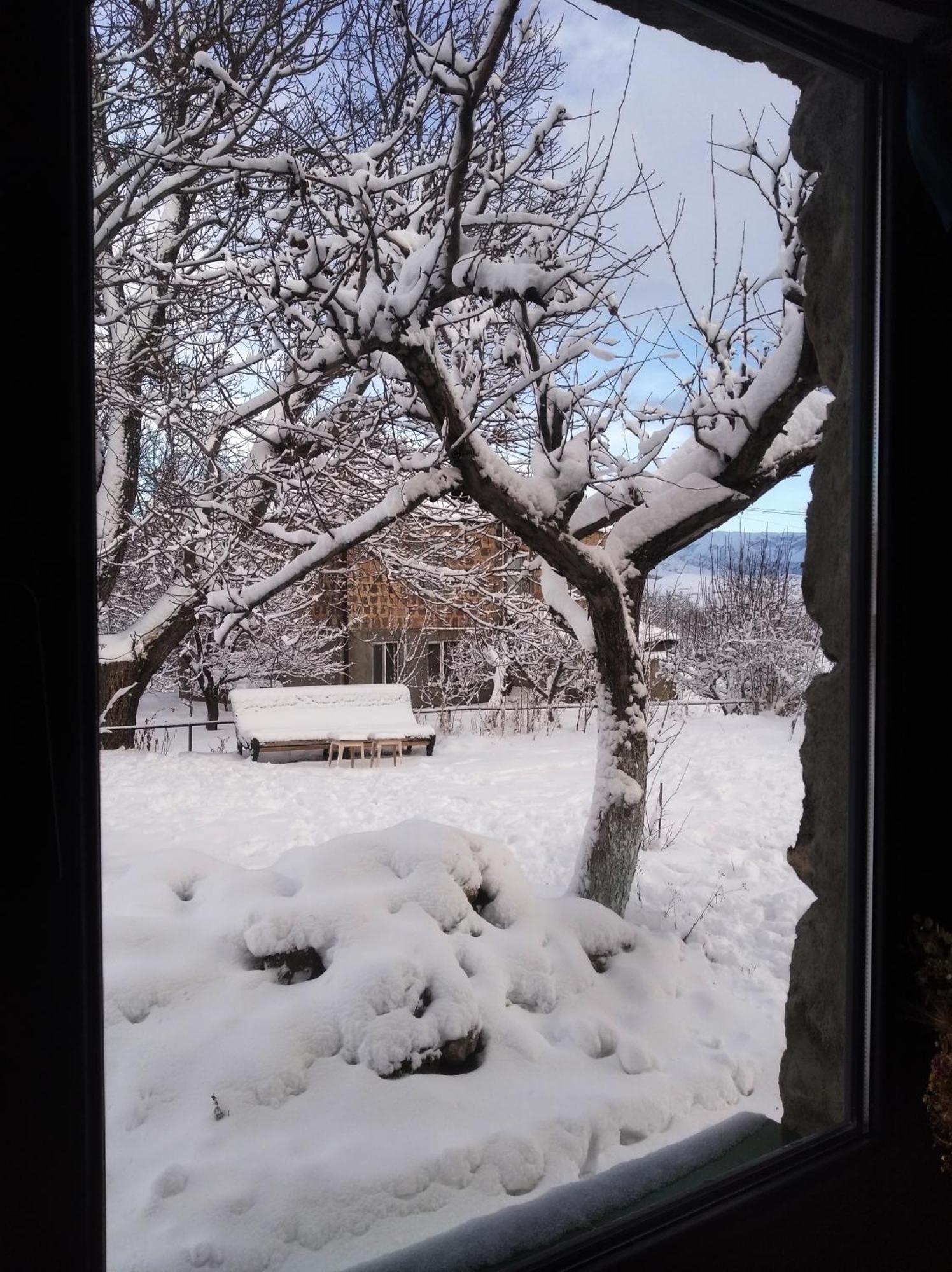 Zove Rural Cottage With Garden Views K'arashamb Exterior foto