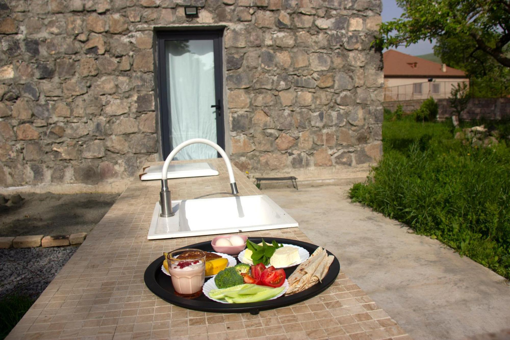 Zove Rural Cottage With Garden Views K'arashamb Exterior foto